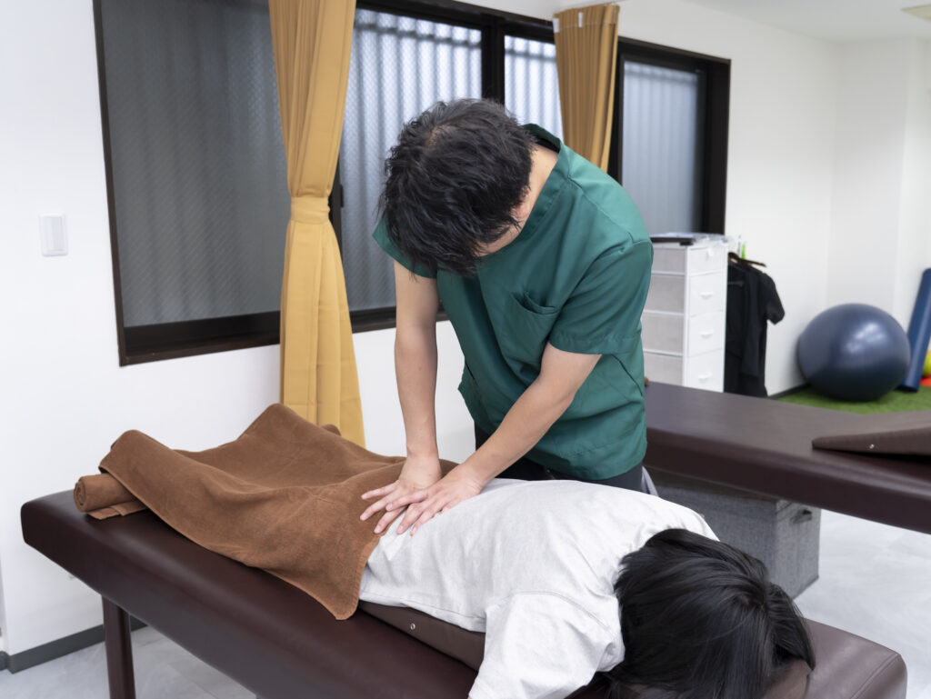 多裂筋尾側方向牽引マッサージ