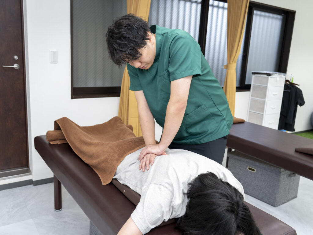 腰のマッサージ 多裂筋、最長筋付着部~引きはがしアプローチ