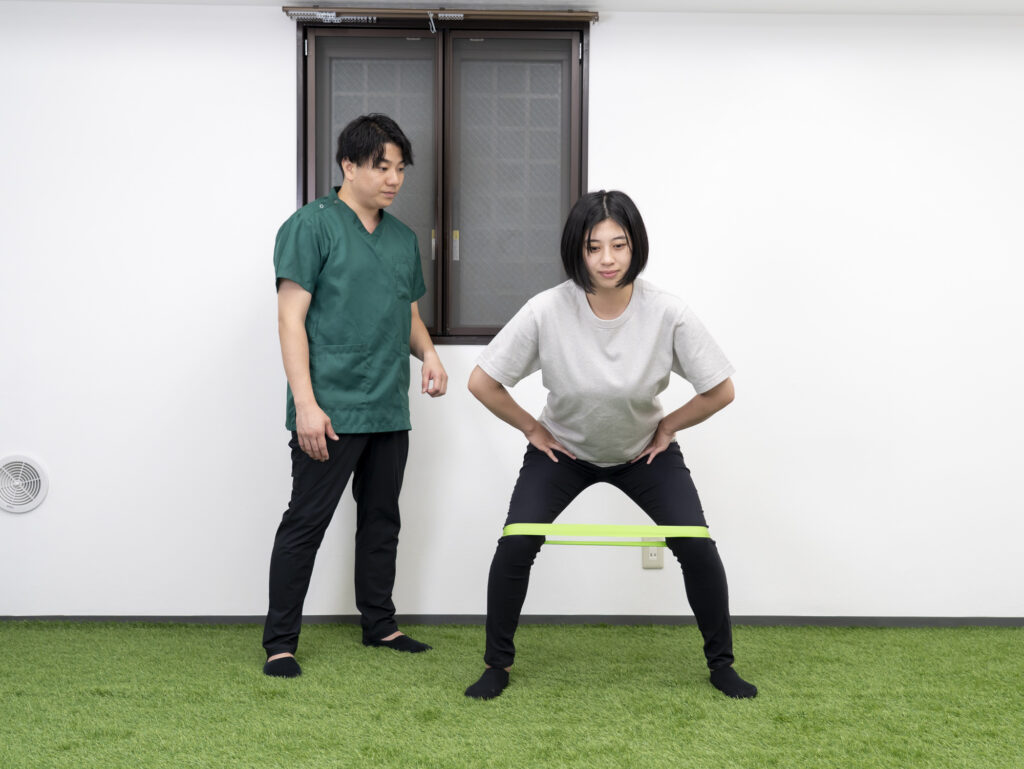 チューブワイドスクワット+体幹回旋 体幹トレーニング