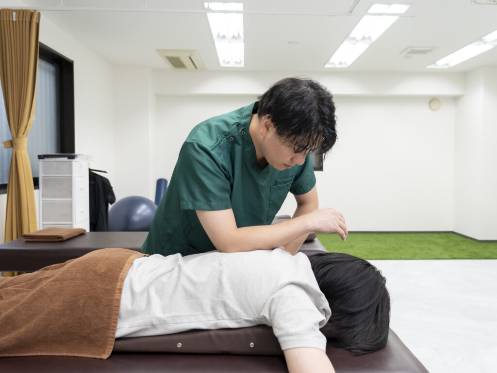背中のマッサージ 菱形筋アプローチ