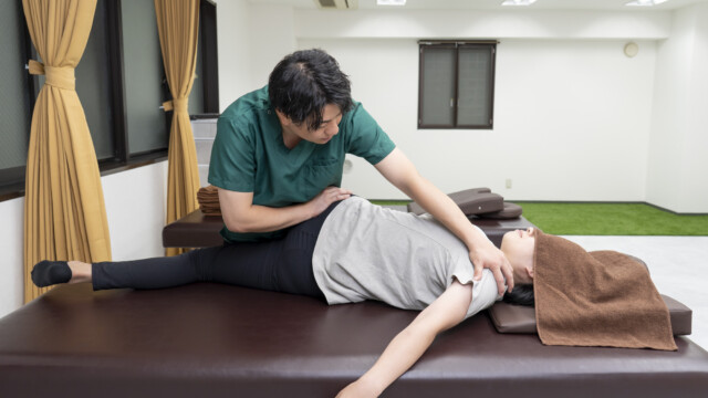 腰ストレッチ 腰ストレッチ 腰椎回旋、殿筋、大腿筋膜張筋ストレッチ