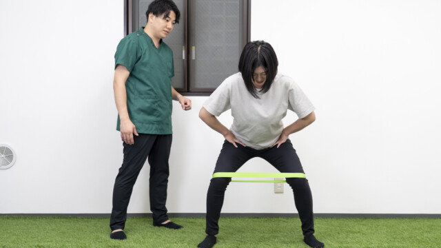 チューブワイドスクワット 体幹トレーニング