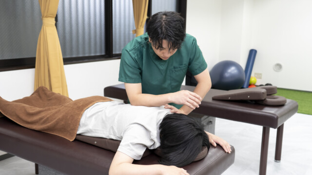背中のマッサージ 菱形筋アプローチ