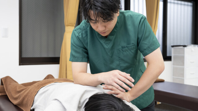 背中のマッサージ 菱形筋アプローチ