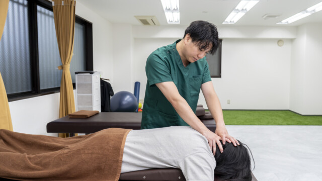 首のマッサージ 頭半棘筋アプローチ
